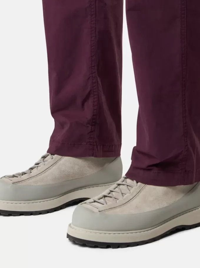 Pantaloni cargo dalla vestibilità regolare con tasche angolari con cerniera. Pantaloni cargo dalla vestibilità regolare con tasche angolari con cerniera.