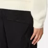 Pantaloni cargo dalla vestibilità regolare con tasche angolari con cerniera. Pantaloni cargo dalla vestibilità regolare con tasche angolari con cerniera.