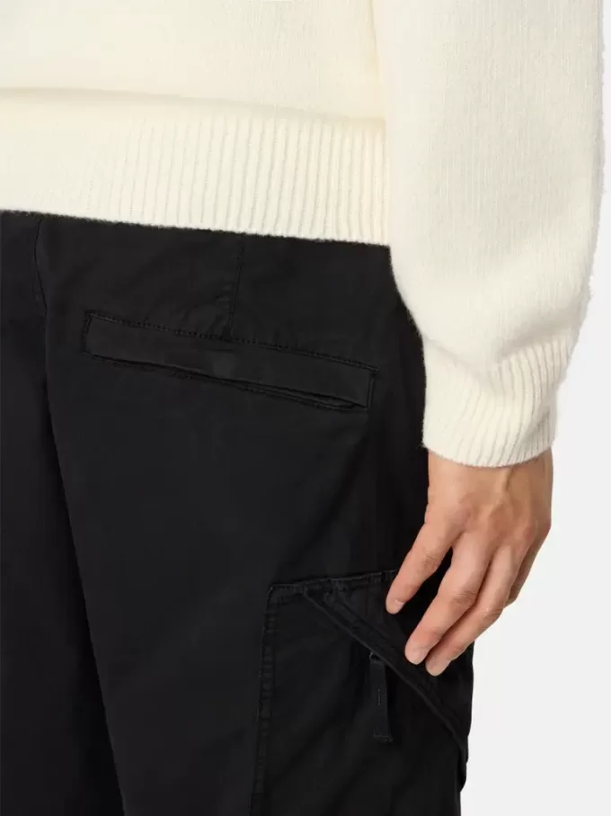 Pantaloni cargo dalla vestibilità regolare con tasche angolari con cerniera. Pantaloni cargo dalla vestibilità regolare con tasche angolari con cerniera.