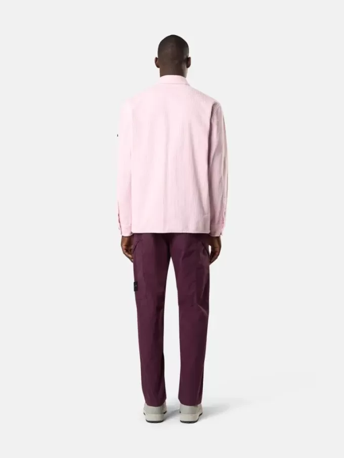 Pantaloni cargo dalla vestibilità regolare con tasche angolari con cerniera. Pantaloni cargo dalla vestibilità regolare con tasche angolari con cerniera.