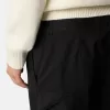 Pantaloni cargo dalla vestibilità regolare con tasche angolari con cerniera. Pantaloni cargo dalla vestibilità regolare con tasche angolari con cerniera.