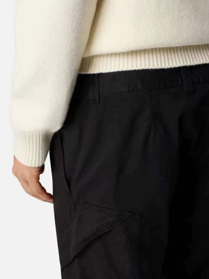 Pantaloni cargo dalla vestibilità regolare con tasche angolari con cerniera. Pantaloni cargo dalla vestibilità regolare con tasche angolari con cerniera.