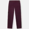 Pantaloni cargo dalla vestibilità regolare con tasche angolari con cerniera. Pantaloni cargo dalla vestibilità regolare con tasche angolari con cerniera.