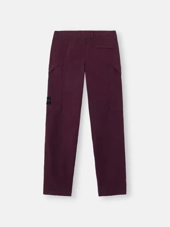 Pantaloni cargo dalla vestibilità regolare con tasche angolari con cerniera. Pantaloni cargo dalla vestibilità regolare con tasche angolari con cerniera.