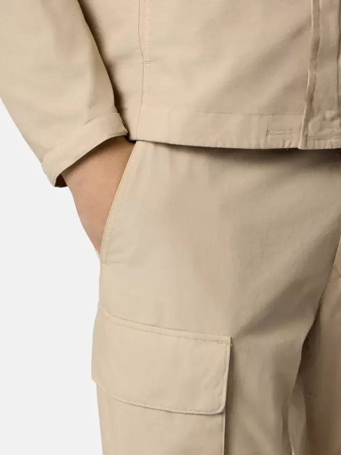 Pantaloni cargo dalla vestibilità regolare con tasche con bottoni a pressione e cerniera