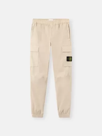 Pantaloni cargo dalla vestibilità regolare e affusolata con tasche con cerniera. Pantaloni cargo dalla vestibilità regolare e affusolata con tasche con cerniera.
