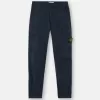 Pantaloni cargo dalla vestibilità regolare e affusolata con tasche con cerniera. Pantaloni cargo dalla vestibilità regolare e affusolata con tasche con cerniera.