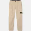 Pantaloni cargo dalla vestibilità regolare e affusolata con tasche con cerniera. Pantaloni cargo dalla vestibilità regolare e affusolata con tasche con cerniera.
