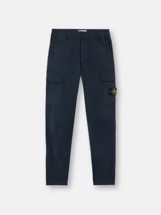 Pantaloni cargo dalla vestibilità regolare e affusolata con tasche con cerniera. Pantaloni cargo dalla vestibilità regolare e affusolata con tasche con cerniera.