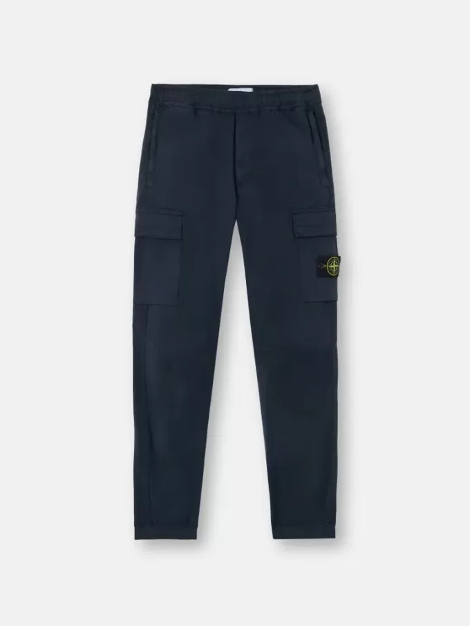 Pantaloni cargo dalla vestibilità regolare e affusolata con tasche con cerniera. Pantaloni cargo dalla vestibilità regolare e affusolata con tasche con cerniera.