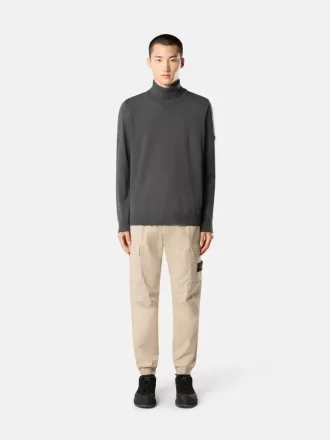 Pantaloni cargo dalla vestibilità regolare e affusolata con tasche con cerniera. Pantaloni cargo dalla vestibilità regolare e affusolata con tasche con cerniera.