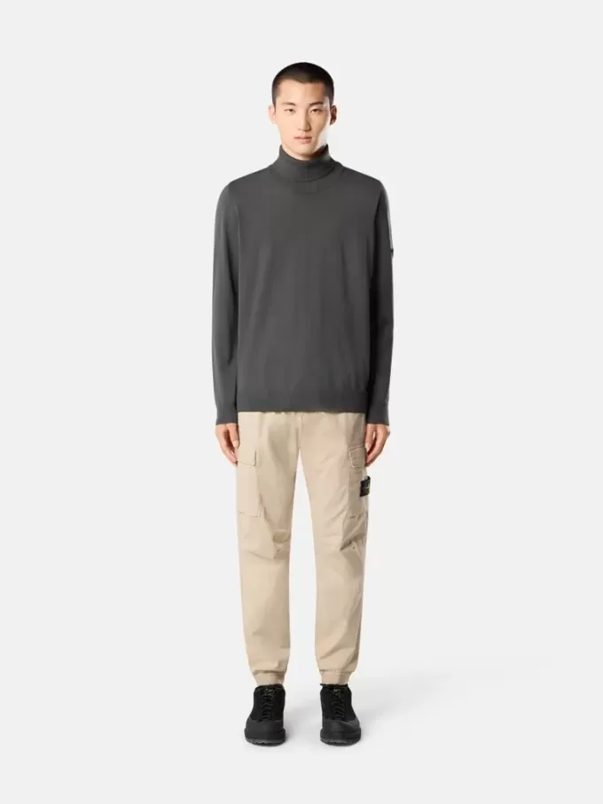 Pantaloni cargo dalla vestibilità regolare e affusolata con tasche con cerniera.