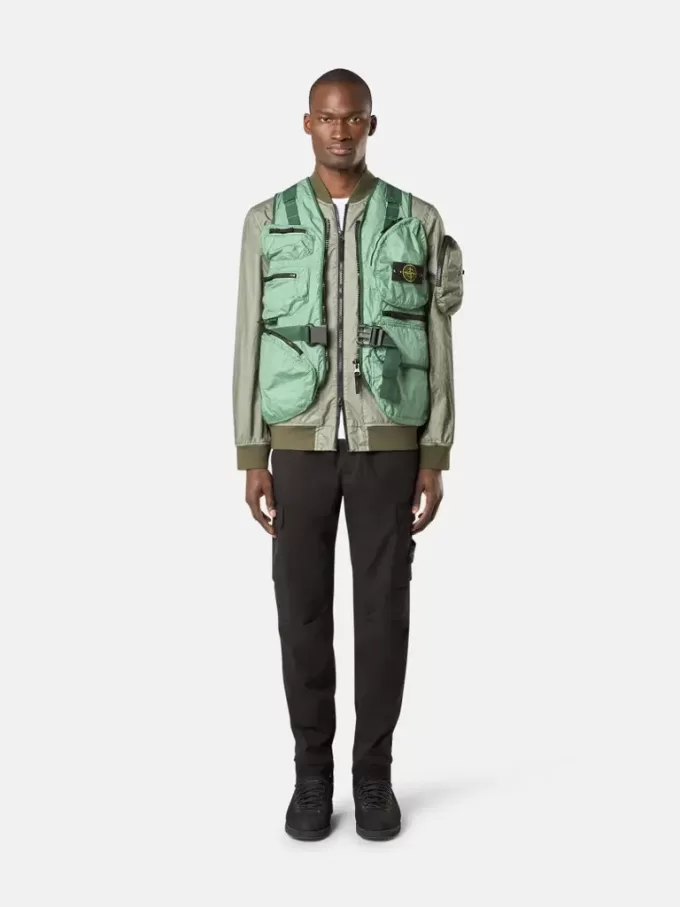 Pantaloni cargo dalla vestibilità regolare e affusolata con tasche con cerniera.