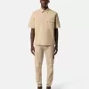 Pantaloni cargo dalla vestibilità regolare e affusolata con tasche con cerniera. Pantaloni cargo dalla vestibilità regolare e affusolata con tasche con cerniera.