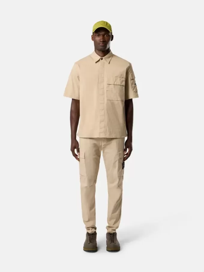 Pantaloni cargo dalla vestibilità regolare e affusolata con tasche con cerniera. Pantaloni cargo dalla vestibilità regolare e affusolata con tasche con cerniera.