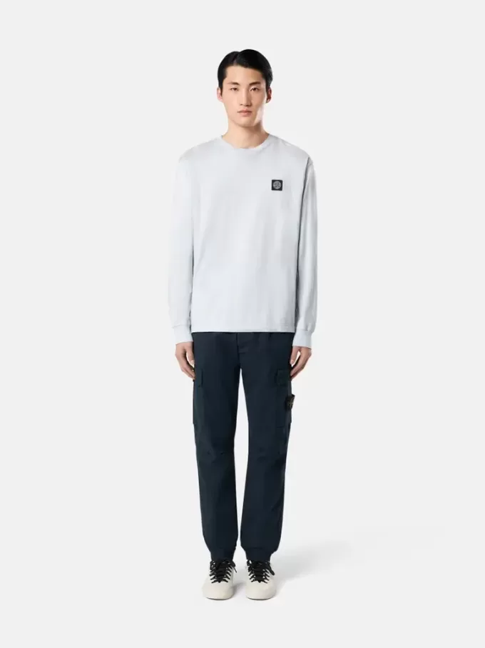 Pantaloni cargo dalla vestibilità regolare e affusolata con tasche con cerniera. Pantaloni cargo dalla vestibilità regolare e affusolata con tasche con cerniera.