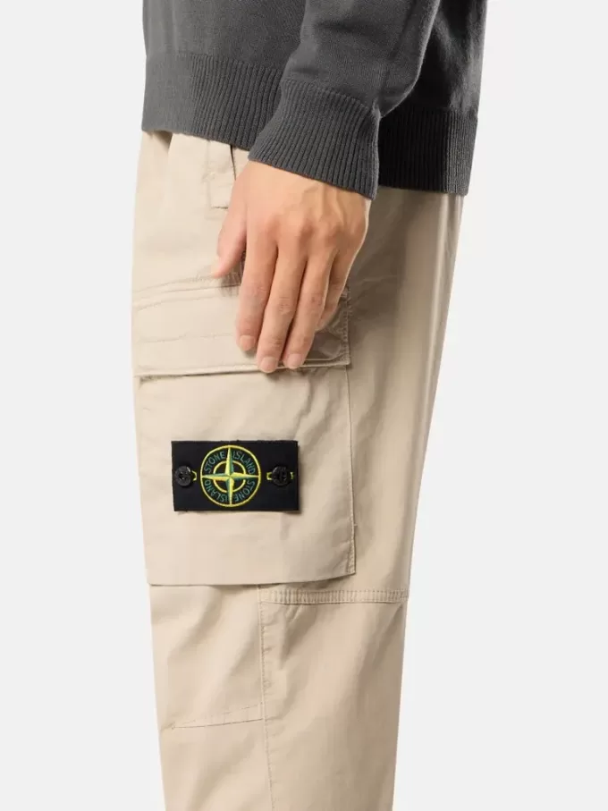 Pantaloni cargo dalla vestibilità regolare e affusolata con tasche con cerniera.