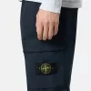 Pantaloni cargo dalla vestibilità regolare e affusolata con tasche con cerniera. Pantaloni cargo dalla vestibilità regolare e affusolata con tasche con cerniera.
