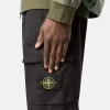 Pantaloni cargo dalla vestibilità regolare e affusolata con tasche con cerniera.