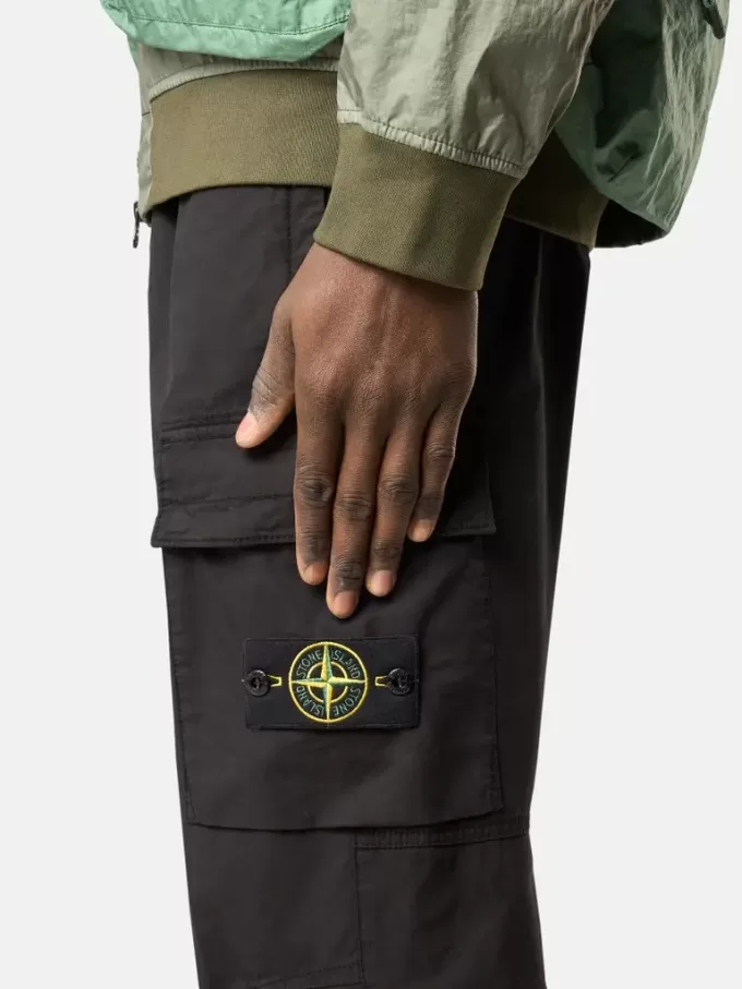 Pantaloni cargo dalla vestibilità regolare e affusolata con tasche con cerniera.