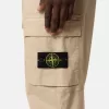 Pantaloni cargo dalla vestibilità regolare e affusolata con tasche con cerniera. Pantaloni cargo dalla vestibilità regolare e affusolata con tasche con cerniera.