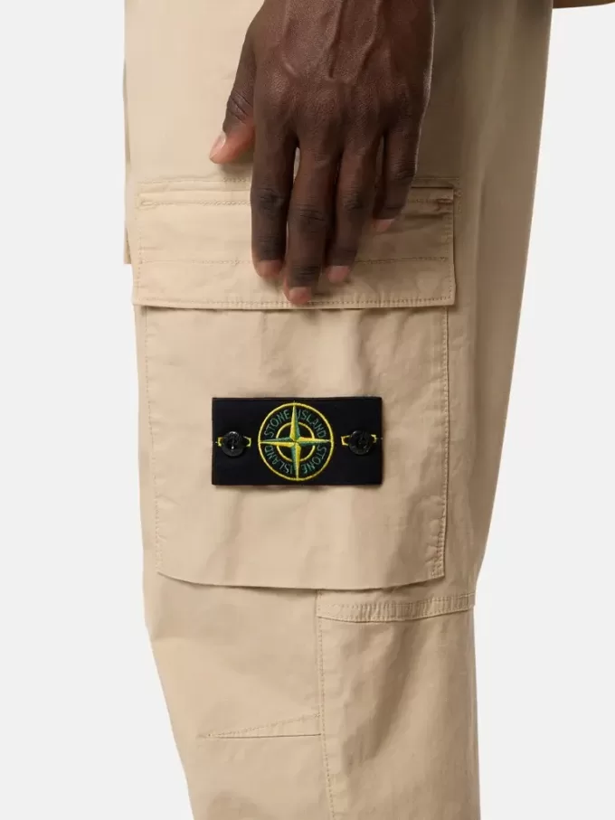 Pantaloni cargo dalla vestibilità regolare e affusolata con tasche con cerniera. Pantaloni cargo dalla vestibilità regolare e affusolata con tasche con cerniera.
