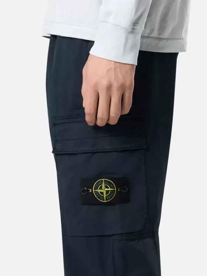 Pantaloni cargo dalla vestibilità regolare e affusolata con tasche con cerniera. Pantaloni cargo dalla vestibilità regolare e affusolata con tasche con cerniera.