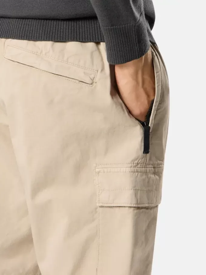 Pantaloni cargo dalla vestibilità regolare e affusolata con tasche con cerniera.