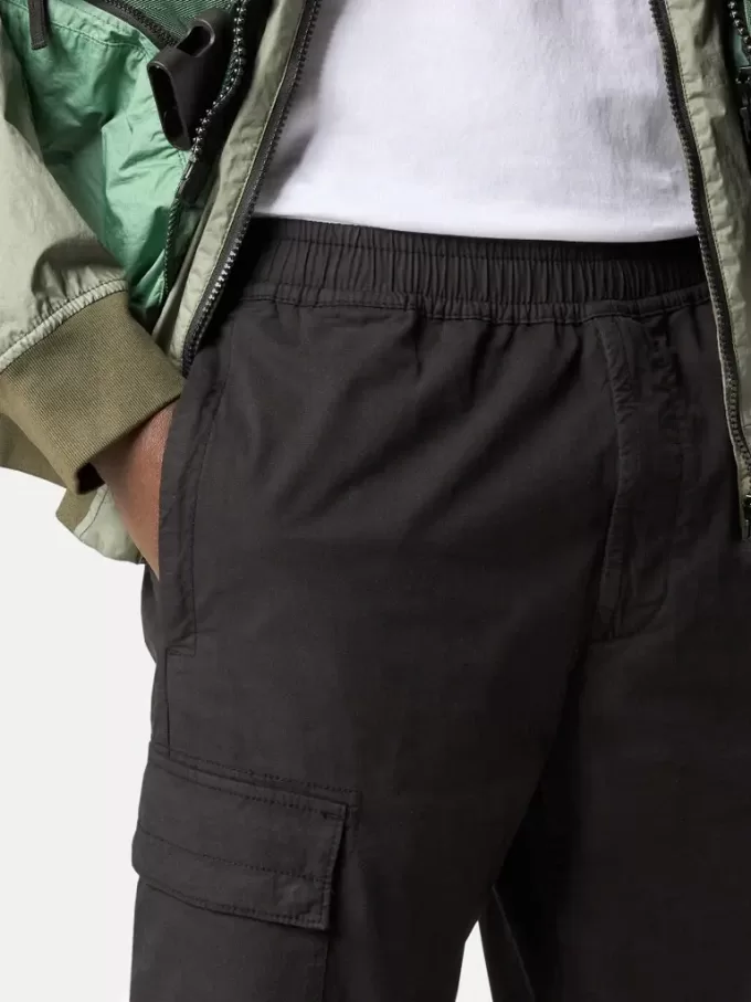 Pantaloni cargo dalla vestibilità regolare e affusolata con tasche con cerniera.