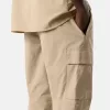 Pantaloni cargo dalla vestibilità regolare e affusolata con tasche con cerniera. Pantaloni cargo dalla vestibilità regolare e affusolata con tasche con cerniera.