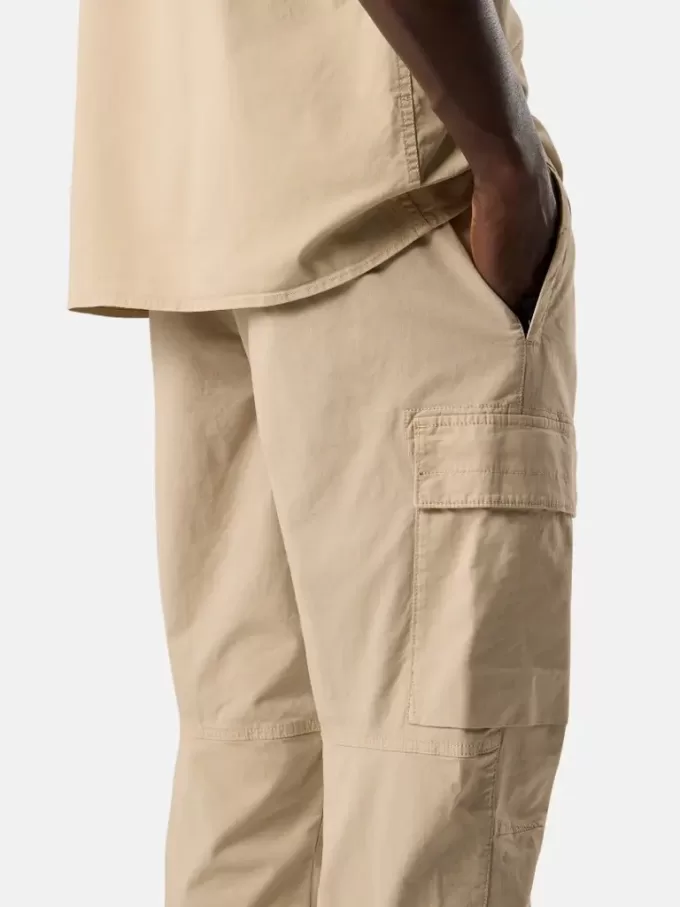Pantaloni cargo dalla vestibilità regolare e affusolata con tasche con cerniera. Pantaloni cargo dalla vestibilità regolare e affusolata con tasche con cerniera.