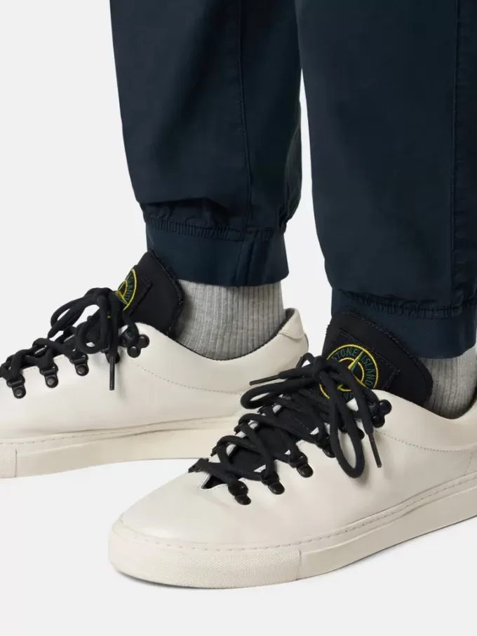 Pantaloni cargo dalla vestibilità regolare e affusolata con tasche con cerniera. Pantaloni cargo dalla vestibilità regolare e affusolata con tasche con cerniera.