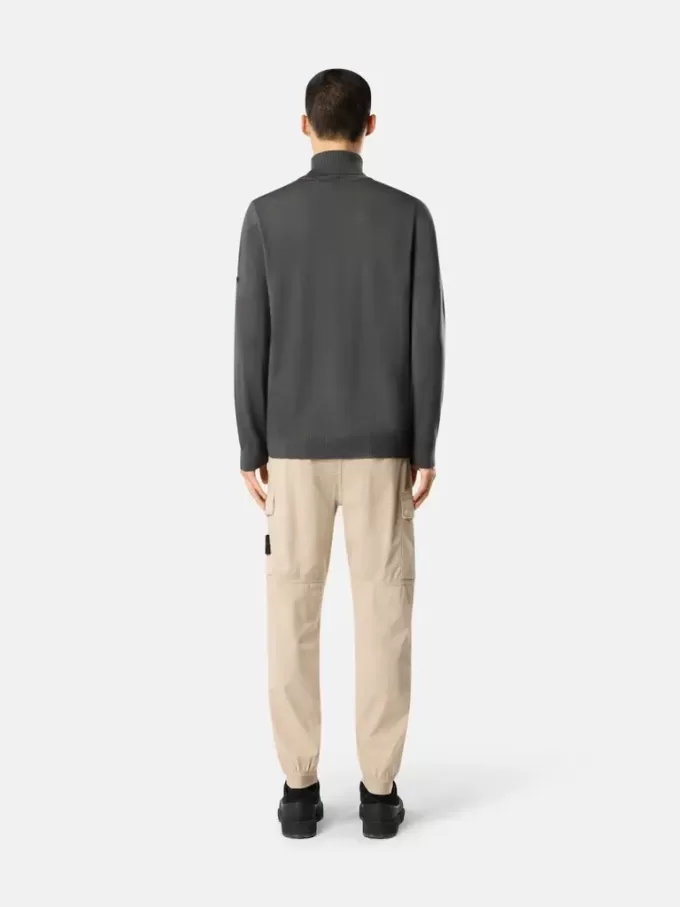 Pantaloni cargo dalla vestibilità regolare e affusolata con tasche con cerniera.