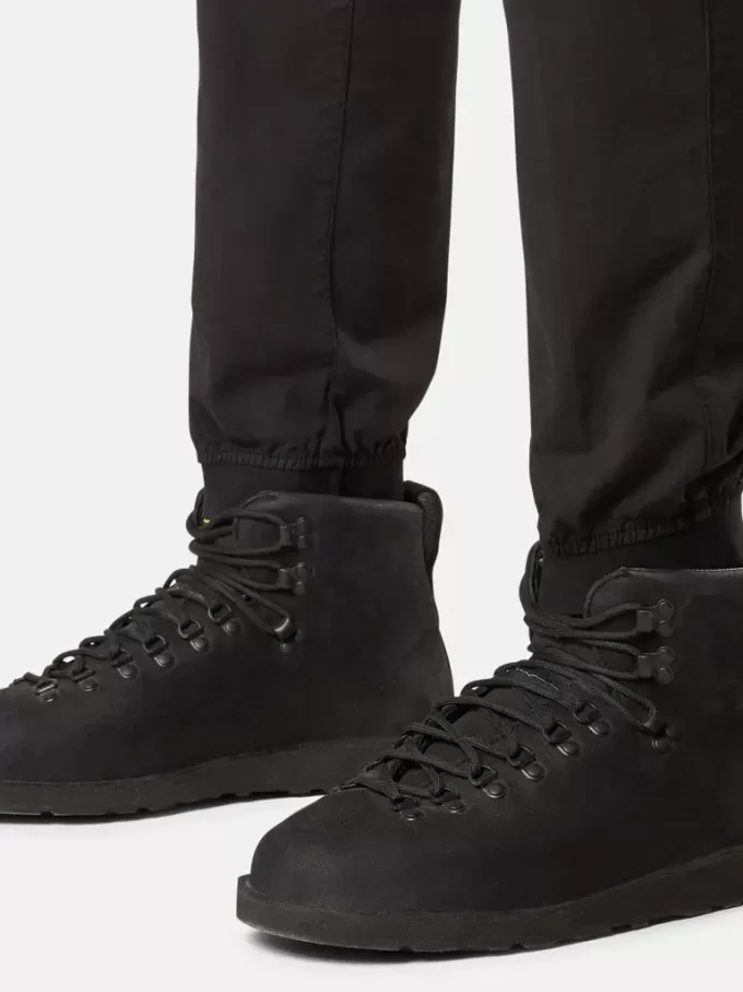 Pantaloni cargo dalla vestibilità regolare e affusolata con tasche con cerniera.