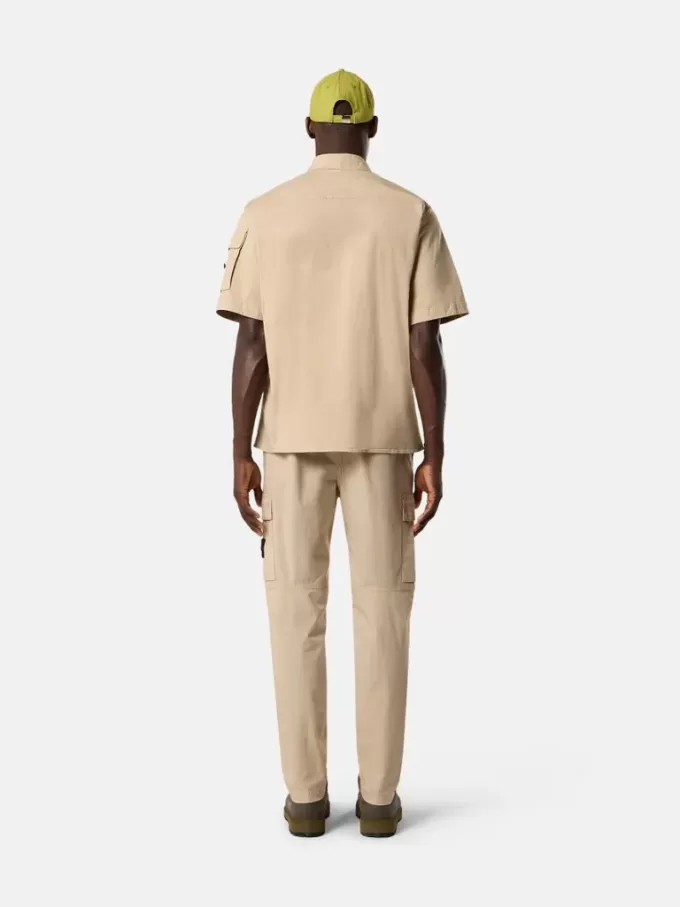 Pantaloni cargo dalla vestibilità regolare e affusolata con tasche con cerniera. Pantaloni cargo dalla vestibilità regolare e affusolata con tasche con cerniera.