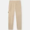 Pantaloni cargo dalla vestibilità regolare e affusolata con tasche con cerniera. Pantaloni cargo dalla vestibilità regolare e affusolata con tasche con cerniera.