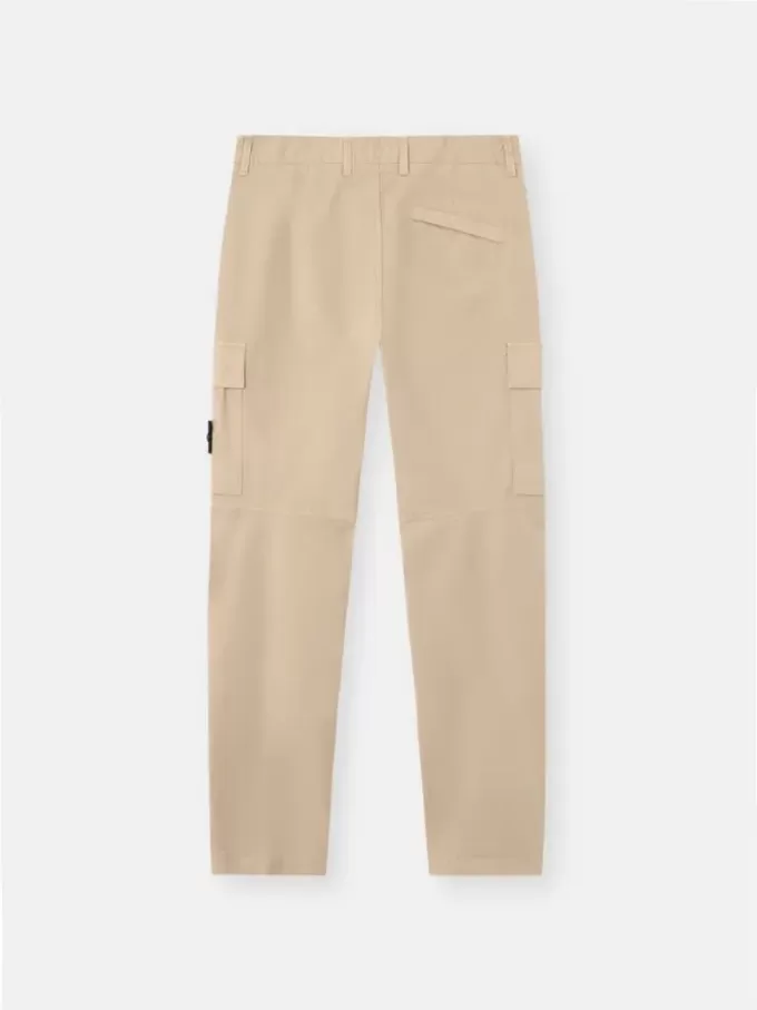 Pantaloni cargo dalla vestibilità regolare e affusolata con tasche con cerniera. Pantaloni cargo dalla vestibilità regolare e affusolata con tasche con cerniera.