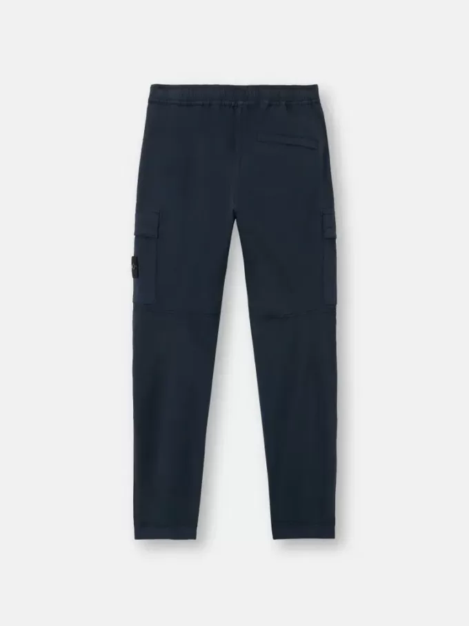 Pantaloni cargo dalla vestibilità regolare e affusolata con tasche con cerniera. Pantaloni cargo dalla vestibilità regolare e affusolata con tasche con cerniera.