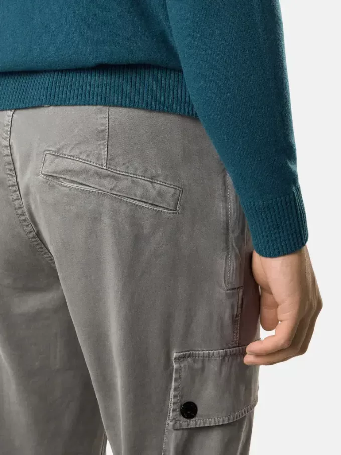 Pantaloni cargo slim fit con tasche con zip Pantaloni cargo slim fit con tasche con zip