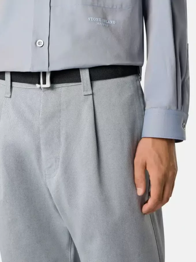 Pantaloni chino dalla vestibilità ampia con cintura in nastro di nylon Pantaloni chino dalla vestibilità ampia con cintura in nastro di nylon