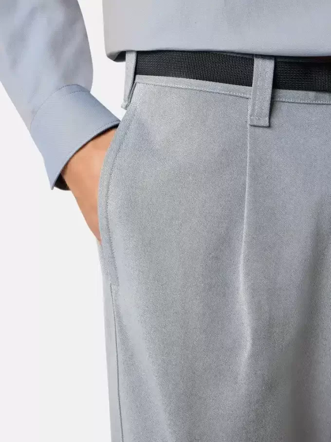 Pantaloni chino dalla vestibilità ampia con cintura in nastro di nylon Pantaloni chino dalla vestibilità ampia con cintura in nastro di nylon
