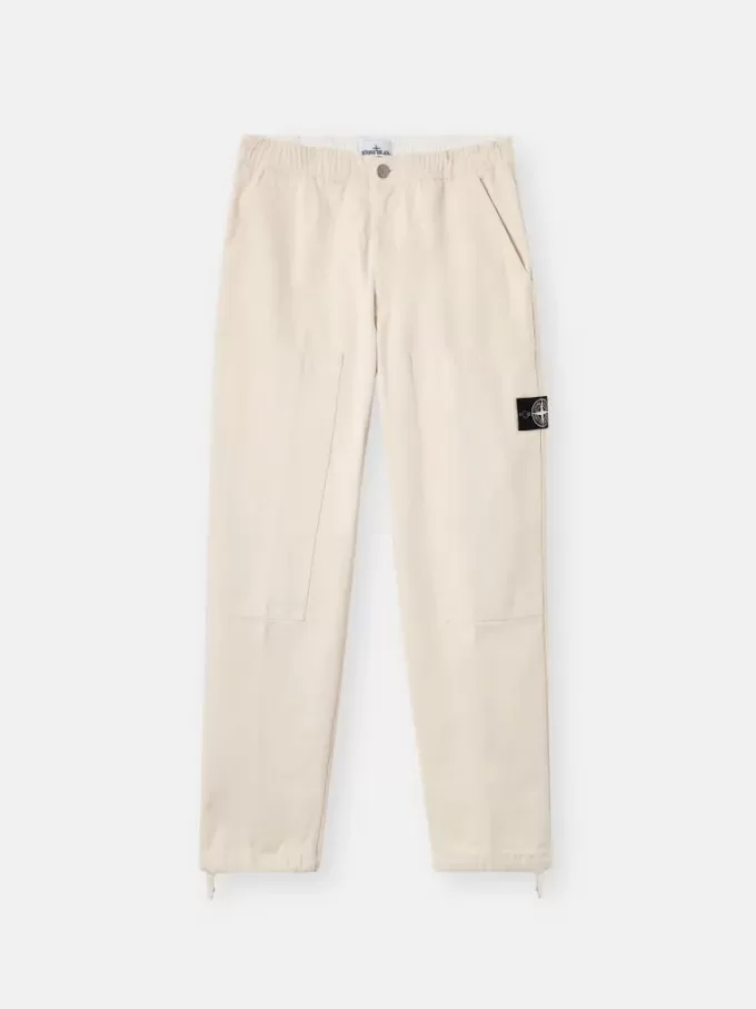 Pantaloni chino dalla vestibilità comoda con elastico in vita. Pantaloni chino dalla vestibilità comoda con elastico in vita.