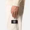 Pantaloni chino dalla vestibilità comoda con elastico in vita. Pantaloni chino dalla vestibilità comoda con elastico in vita.