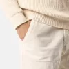 Pantaloni chino dalla vestibilità comoda con elastico in vita. Pantaloni chino dalla vestibilità comoda con elastico in vita.