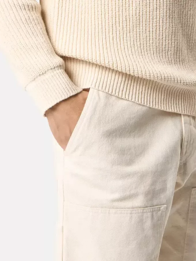Pantaloni chino dalla vestibilità comoda con elastico in vita. Pantaloni chino dalla vestibilità comoda con elastico in vita.