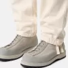 Pantaloni chino dalla vestibilità comoda con elastico in vita. Pantaloni chino dalla vestibilità comoda con elastico in vita.