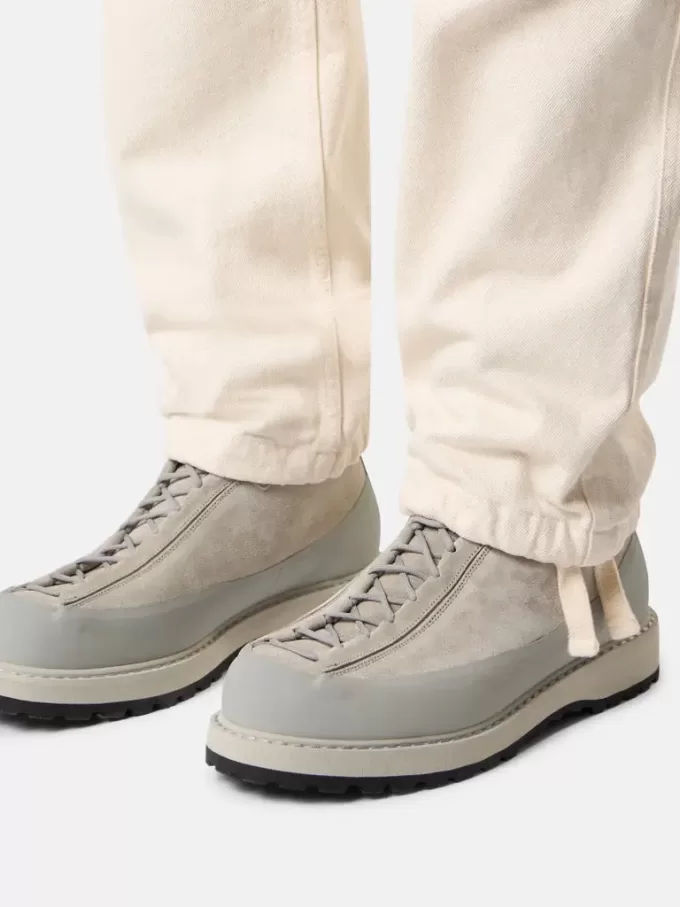 Pantaloni chino dalla vestibilità comoda con elastico in vita. Pantaloni chino dalla vestibilità comoda con elastico in vita.