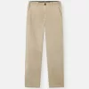 Pantaloni chino dalla vestibilità regolare con tasche e toppa Compass. Pantaloni chino dalla vestibilità regolare con tasche e toppa Compass.
