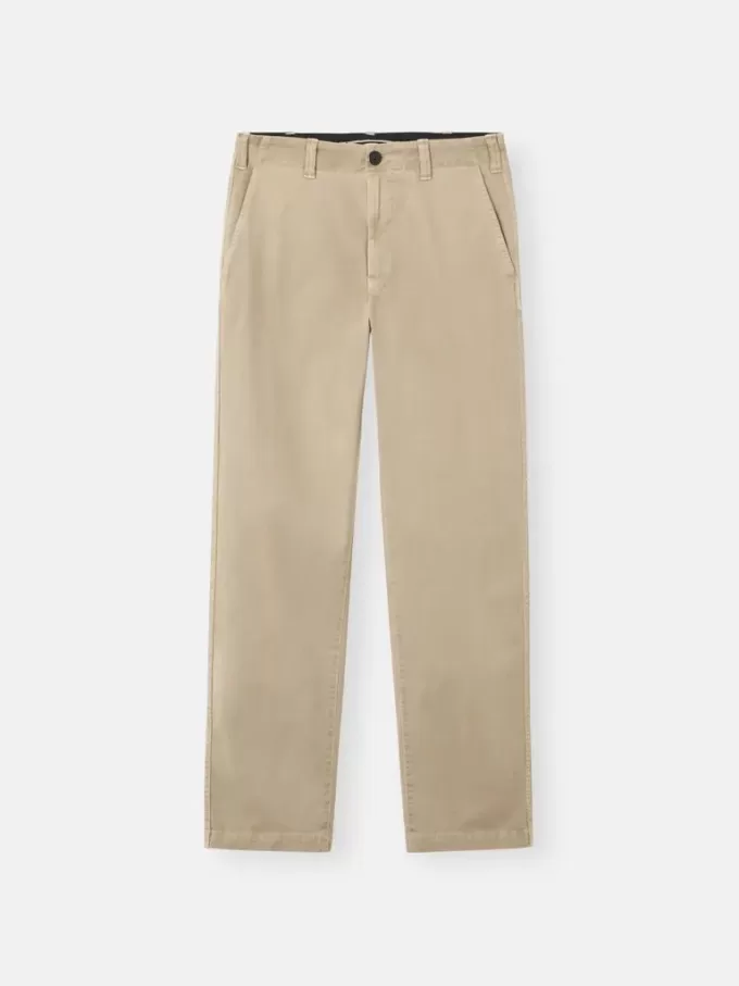 Pantaloni chino dalla vestibilità regolare con tasche e toppa Compass. Pantaloni chino dalla vestibilità regolare con tasche e toppa Compass.