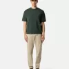 Pantaloni chino dalla vestibilità regolare con tasche e toppa Compass. Pantaloni chino dalla vestibilità regolare con tasche e toppa Compass.